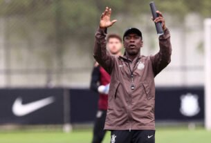 Clarence Seedorf, a distância, procura dar nova cara ao aflito time do Corinthians