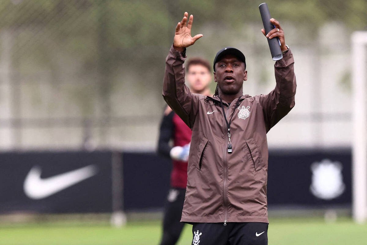 Clarence Seedorf, a distância, procura dar nova cara ao aflito time do Corinthians