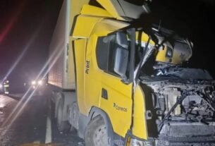 Colisão entre carretas deixa dois motoristas feridos e interdita BR-251