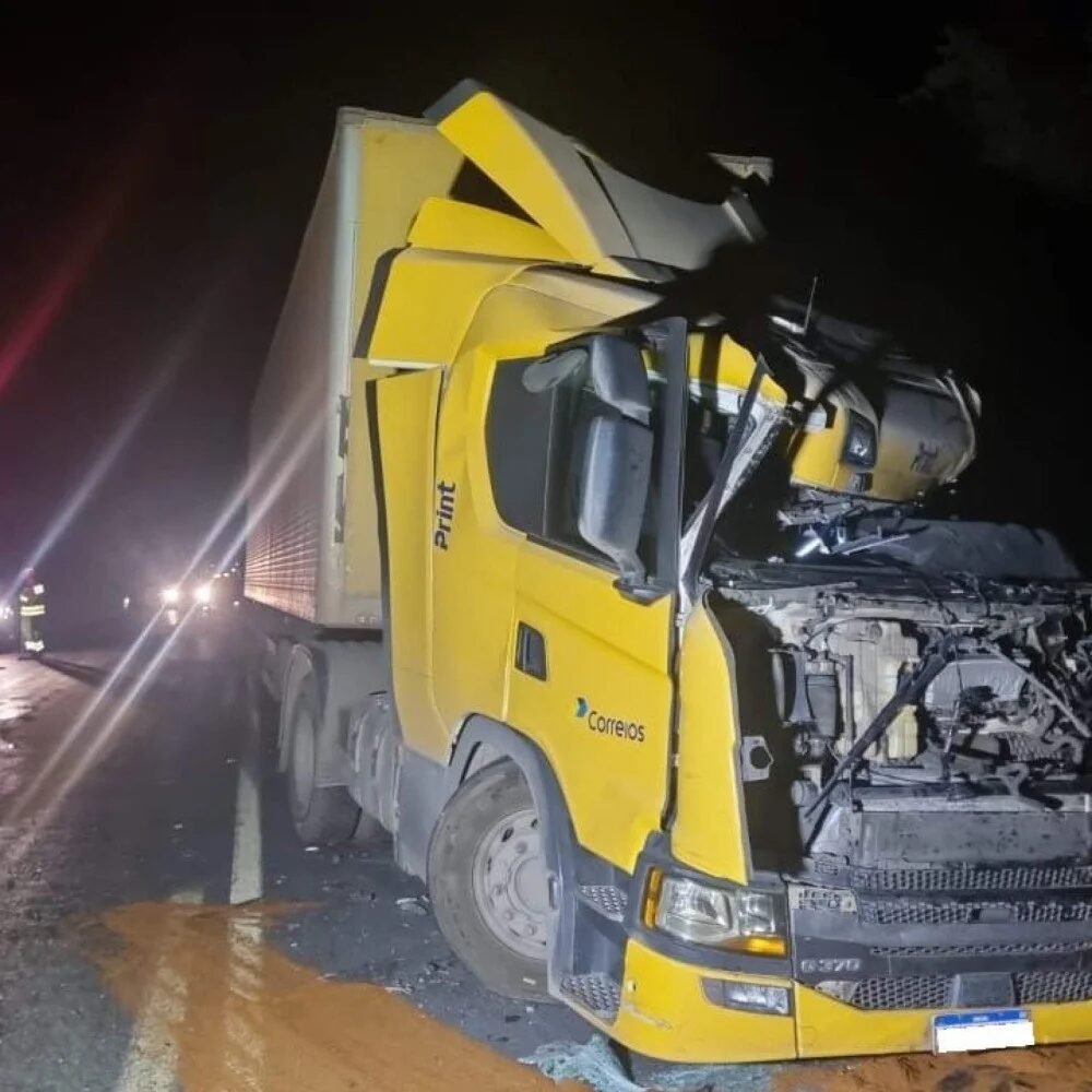 Colisão entre carretas deixa dois motoristas feridos e interdita BR-251