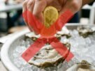 Colocar bastante limão sobre ostras cruas parece uma forma de eliminar microrganismos, mas a acidez não garante a segurança do alimento: o CDC alerta que o suco de limão não mata bactérias do gênero Vibrio e recomenda o cozimento adequado.