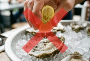 Colocar bastante limão sobre ostras cruas parece uma forma de eliminar microrganismos, mas a acidez não garante a segurança do alimento: o CDC alerta que o suco de limão não mata bactérias do gênero Vibrio e recomenda o cozimento adequado.