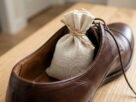 Colocar bicarbonato de sódio dentro de sapatos com mau cheiro: por que esse truque americano aparece em dicas de limpeza e para que serve