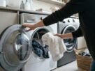 Colocar uma toalha seca dentro da secadora com roupas molhadas: por que é recomendado em dicas domésticas australianas e para que serve