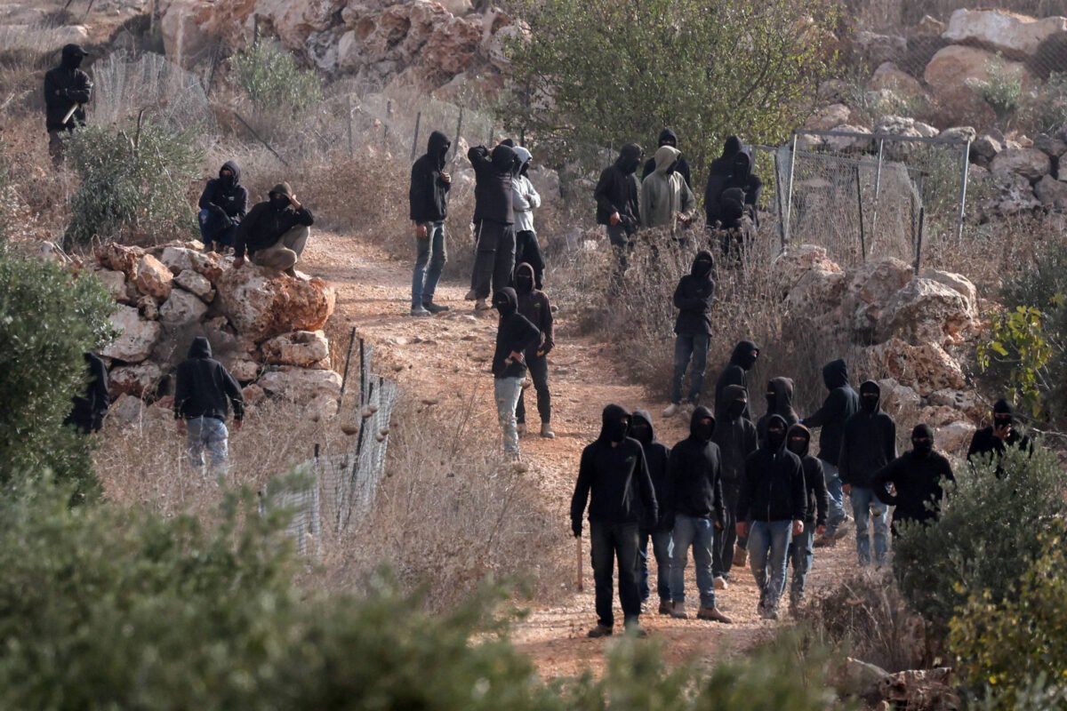 Colonos israelenses atacam vila palestina na Cisjordânia e deixam ao menos dois feridos, incluindo jornalista