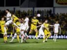 Com um a mais, Mirassol vence e complica Internacional no Brasileirão