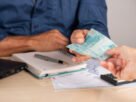 Condição de empregado hipersuficiente não autoriza redução de remuneração fixa
