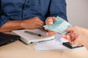Condição de empregado hipersuficiente não autoriza redução de remuneração fixa