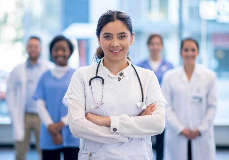 Congresso aprova Enamed obrigatório para novos médicos antes do registro profissional
