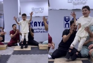 Conseguiu! Menino se equilibra após várias tentativas na fisioterapia e sorriso dele emociona; vídeo