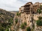 Construída entre desfiladeiros, Cuenca preserva casas que parecem se projetar sobre o vazio e um centro histórico reconhecido pela Unesco