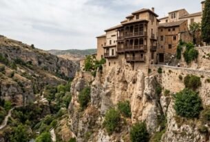 Construída entre desfiladeiros, Cuenca preserva casas que parecem se projetar sobre o vazio e um centro histórico reconhecido pela Unesco