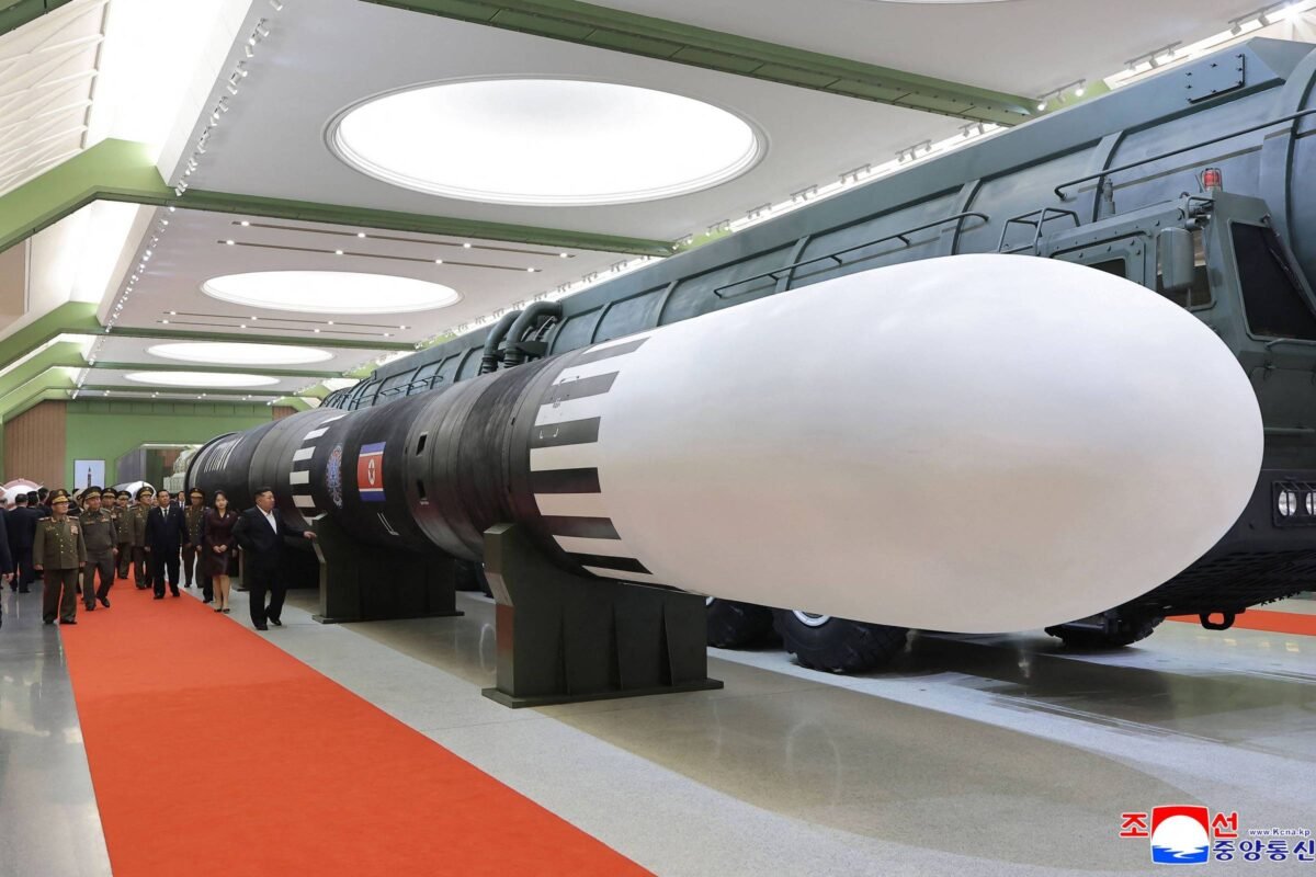 Coreia do Norte exibe arsenal militar em novo museu