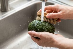 Cortar o abacate sem lavar a casca parece inofensivo porque ela será descartada, mas a faca pode transferir bactérias para a polpa: a FDA recomenda lavar a fruta antes do corte, mesmo quando a parte externa não será consumida.