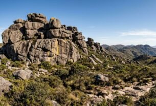 Criado em 1937, o primeiro parque nacional do Brasil protege mais de 28 mil hectares de Mata Atlântica: na parte alta, trilhas entre formações rochosas levam ao Pico das Agulhas Negras, que alcança 2.791 metros de altitude.