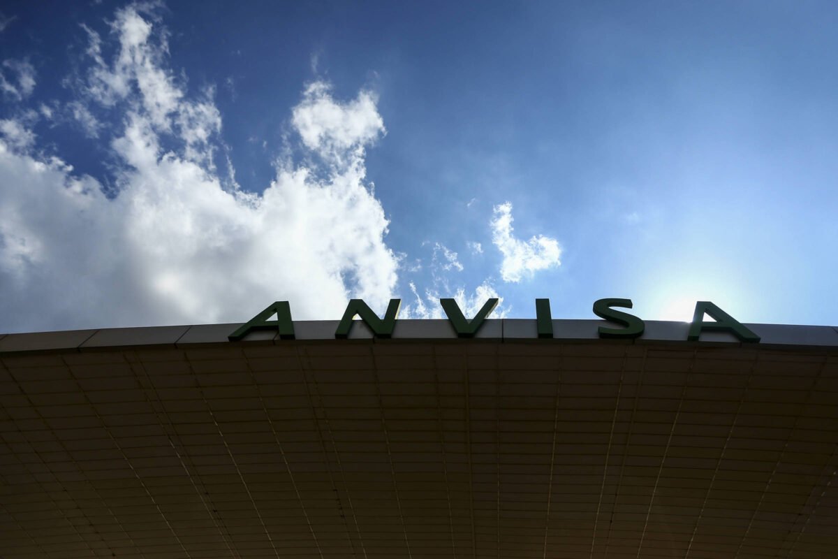 Criança à espera de transplante e pacientes com câncer avançado sofrem com atrasos da Anvisa na liberação de medicamentos