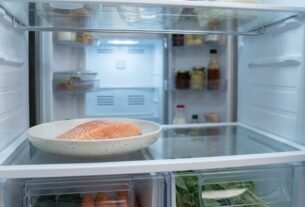 Deixar o peixe congelado descongelando sobre a bancada parece economizar tempo, mas a superfície pode atingir temperaturas favoráveis à multiplicação de bactérias: autoridades americanas recomendam fazer o descongelamento na geladeira.