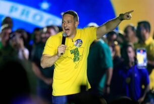Derrite diz desconfiar de relato de mãe e afirma ser temerário julgar se PM obrigou detidos a vestir camisa do PT