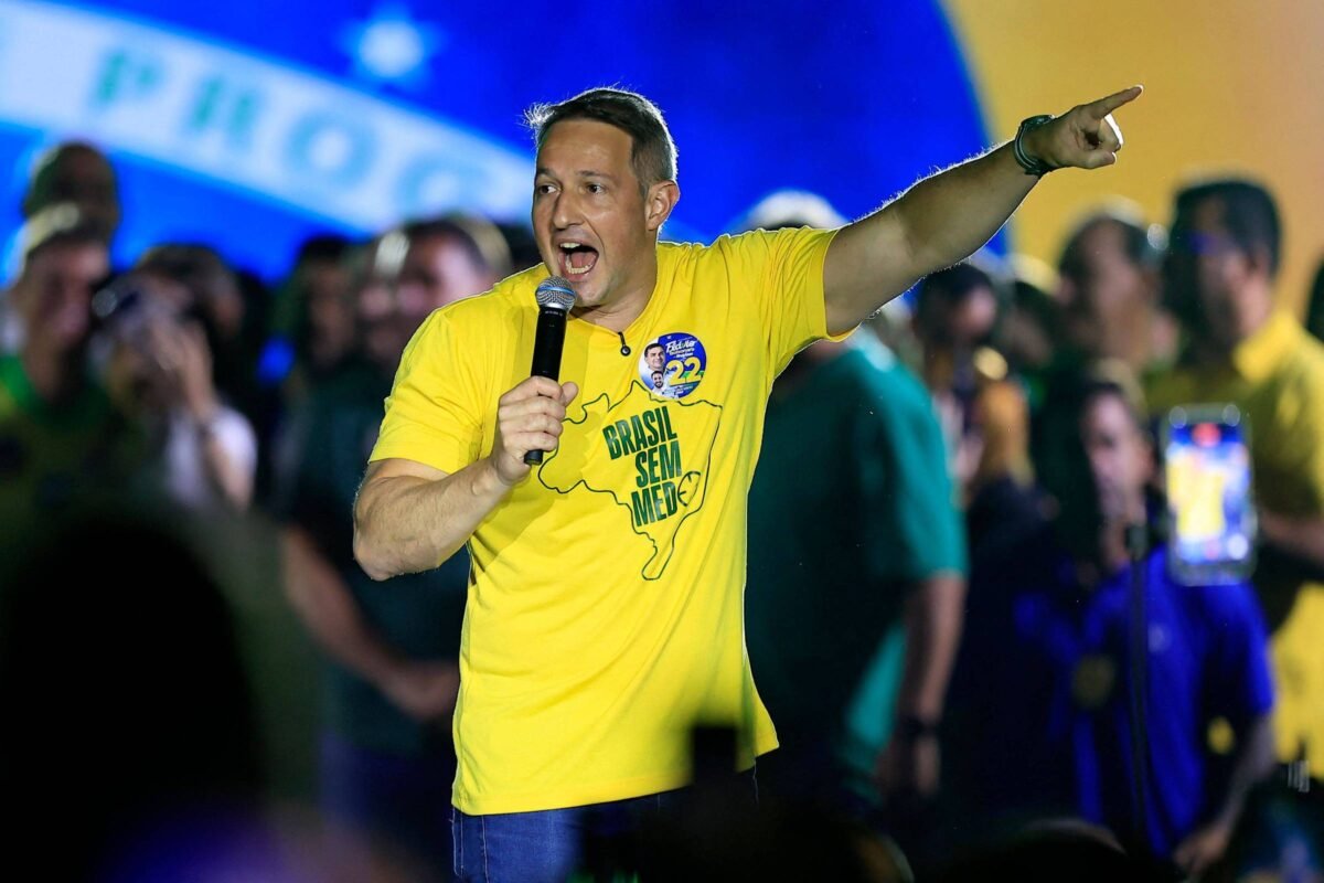 Derrite diz desconfiar de relato de mãe e afirma ser temerário julgar se PM obrigou detidos a vestir camisa do PT
