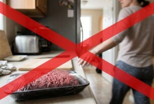 Descongelar carne moída sobre a bancada durante a madrugada parece uma maneira prática de adiantar o almoço, mas a superfície pode atingir temperaturas favoráveis à multiplicação de bactérias: autoridades americanas recomendam descongelar a carne na geladeira ou utilizar métodos rápidos seguros.