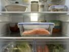 Descongelar peixe sobre a pia parece uma maneira rápida de preparar o almoço, mas a temperatura ambiente pode favorecer a multiplicação de bactérias: autoridades americanas recomendam fazer o descongelamento na geladeira, em água fria ou no micro-ondas, com os cuidados adequados.