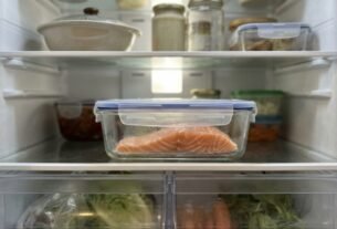 Descongelar peixe sobre a pia parece uma maneira rápida de preparar o almoço, mas a temperatura ambiente pode favorecer a multiplicação de bactérias: autoridades americanas recomendam fazer o descongelamento na geladeira, em água fria ou no micro-ondas, com os cuidados adequados.