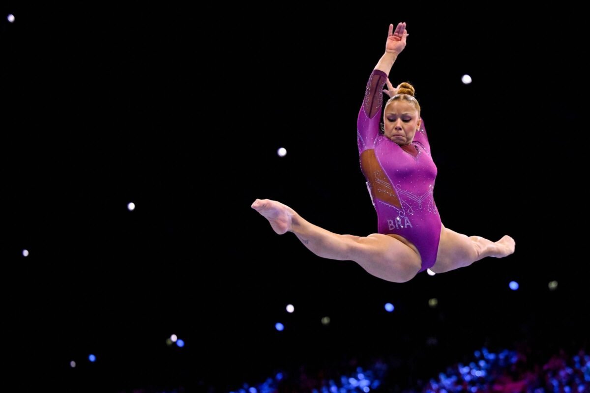 Desempenho na trave dá a Flávia Saraiva bronze no Mundial de ginástica