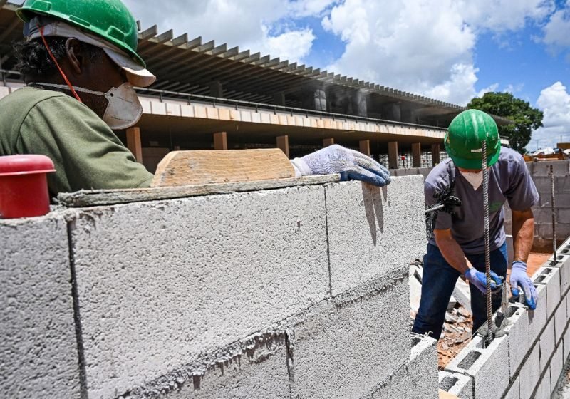 Desemprego cai para 5,2% no Brasil, menor nível da história, e número de trabalhadores bate recorde