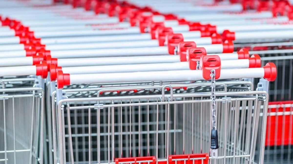 Devolver o carrinho de supermercado parece só organização, mas esse hábito levanta uma questão sobre cooperação que exige cuidado antes de julgar alguém