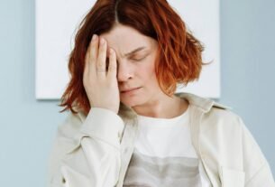 Dificuldade em relacionar sintomas como ansiedade e palpitações à perimenopausa pode atrasar diagnóstico