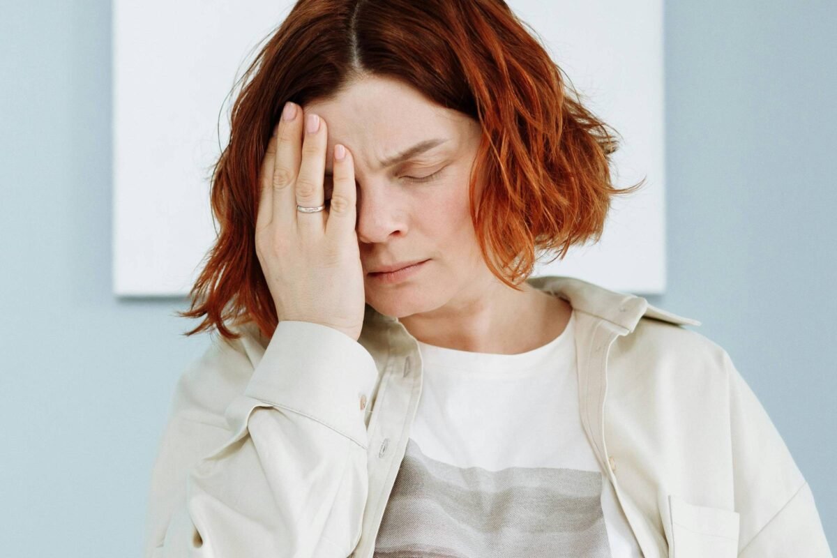Dificuldade em relacionar sintomas como ansiedade e palpitações à perimenopausa pode atrasar diagnóstico
