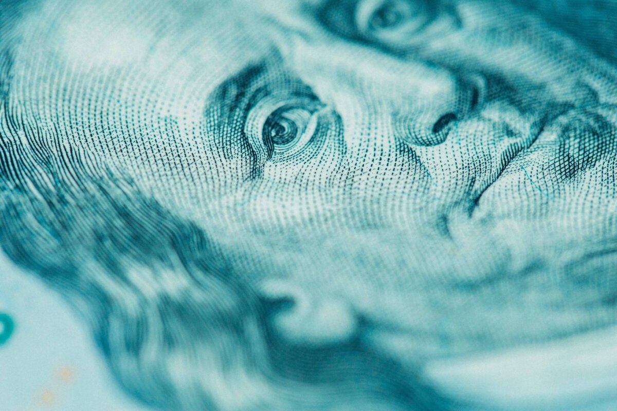 Dívida pública federal sobe para R$ 9,4 tri em setembro sob pressão de gasto com juros, aponta Tesouro