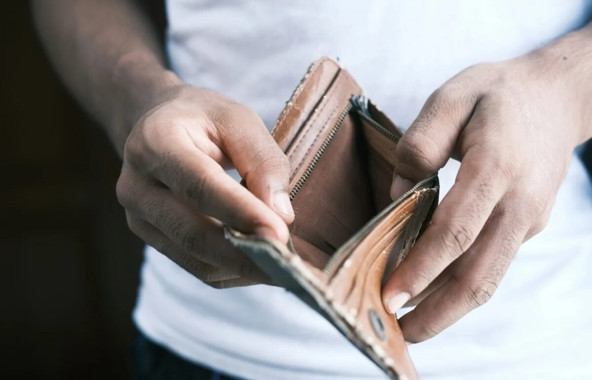Dívidas das famílias com problema de pagamento atingem maior nível desde 2012, diz BC