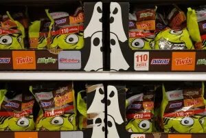 Doces ou travessuras? Gasolina mais cara afeta até Halloween nos EUA, diz Hershey