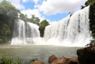 Dois jovens de 19 e 23 anos morrem afogados em cachoeira mineira após pularem de pedra; amigo conseguiu se salvar