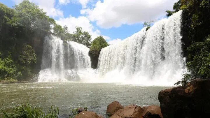 Dois jovens de 19 e 23 anos morrem afogados em cachoeira mineira após pularem de pedra; amigo conseguiu se salvar