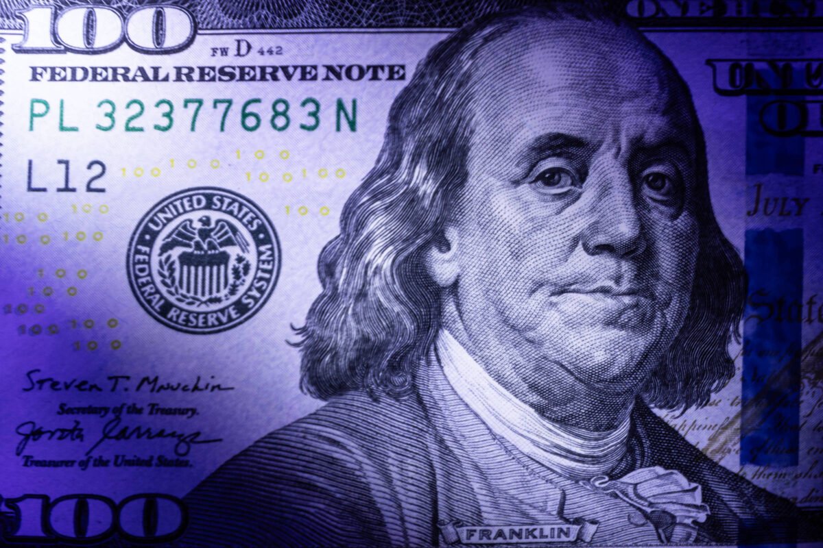 Dólar abre em queda com alívio externo; juros futuros sobem com empate entre Lula e Flávio
