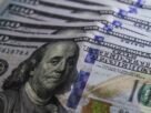 Dólar cai para R$ 5,01 com exterior e expectativa eleitoral no Brasil