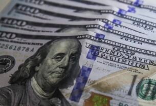 Dólar cai para R$ 5,01 com exterior e expectativa eleitoral no Brasil