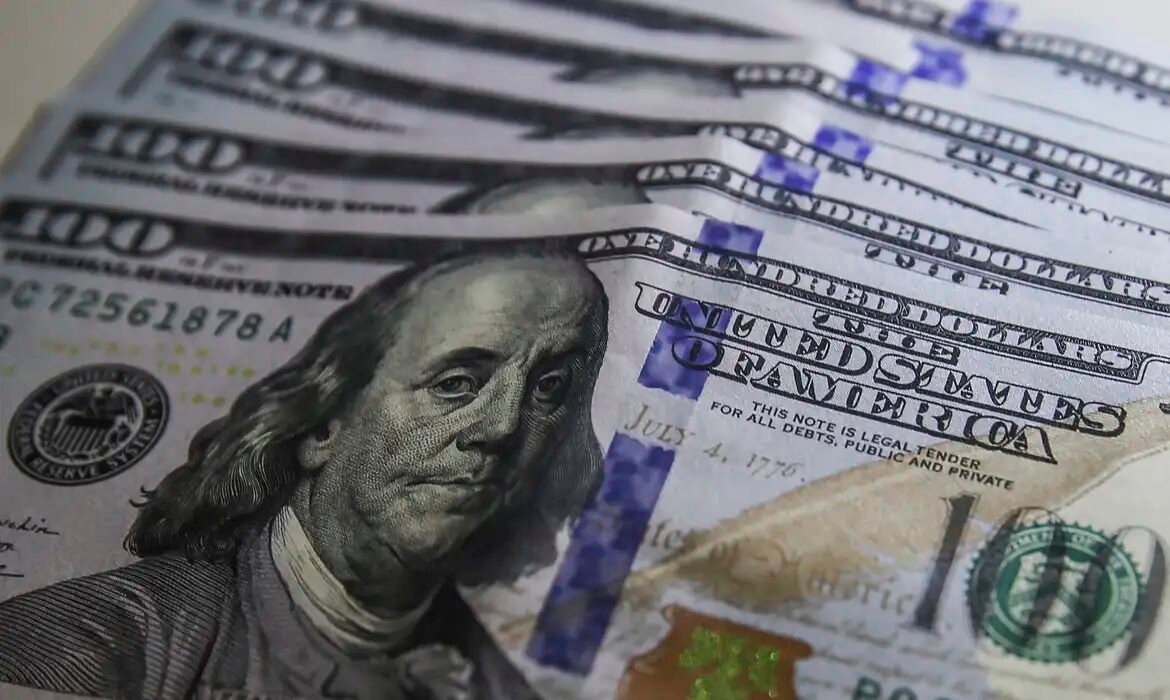 Dólar cai para R$ 5,01 com exterior e expectativa eleitoral no Brasil