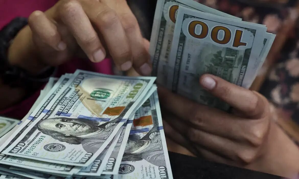 Dólar cai quase 1%, e Ibovespa recua após tombo eleitoral