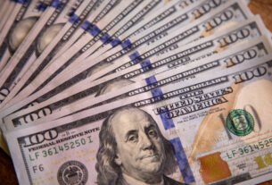 Dólar fecha abaixo de R$ 5 e Bolsa avança no último pregão antes do 2º turno