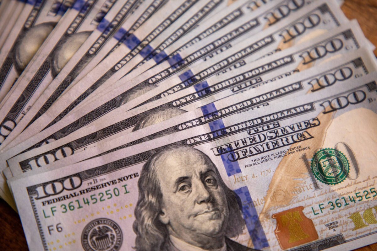 Dólar fecha abaixo de R$ 5 e Bolsa avança no último pregão antes do 2º turno