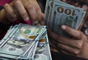 Dólar fecha abaixo de R$ 5 e recua 1,58% na semana