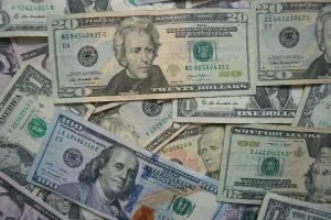 Dólar hoje recua com novas pesquisas eleitorais no radar