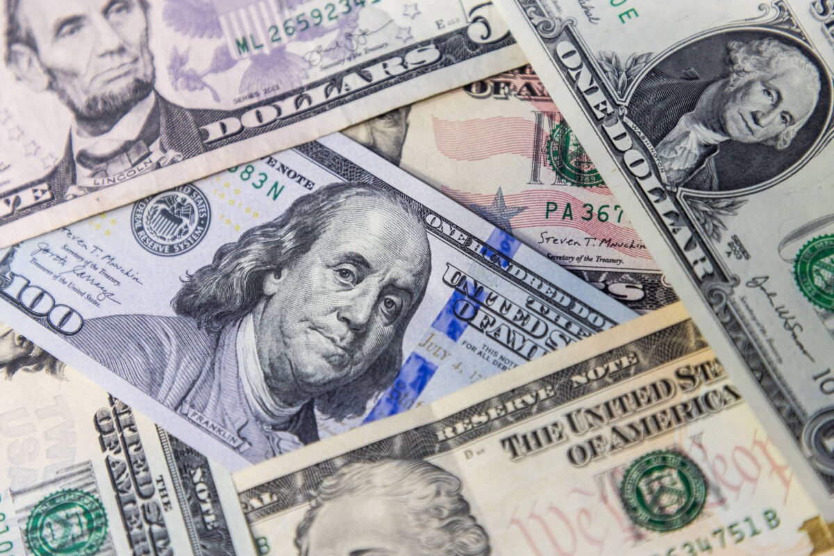 Dólar oscila perto da estabilidade com mercado à espera de decisão do Fed