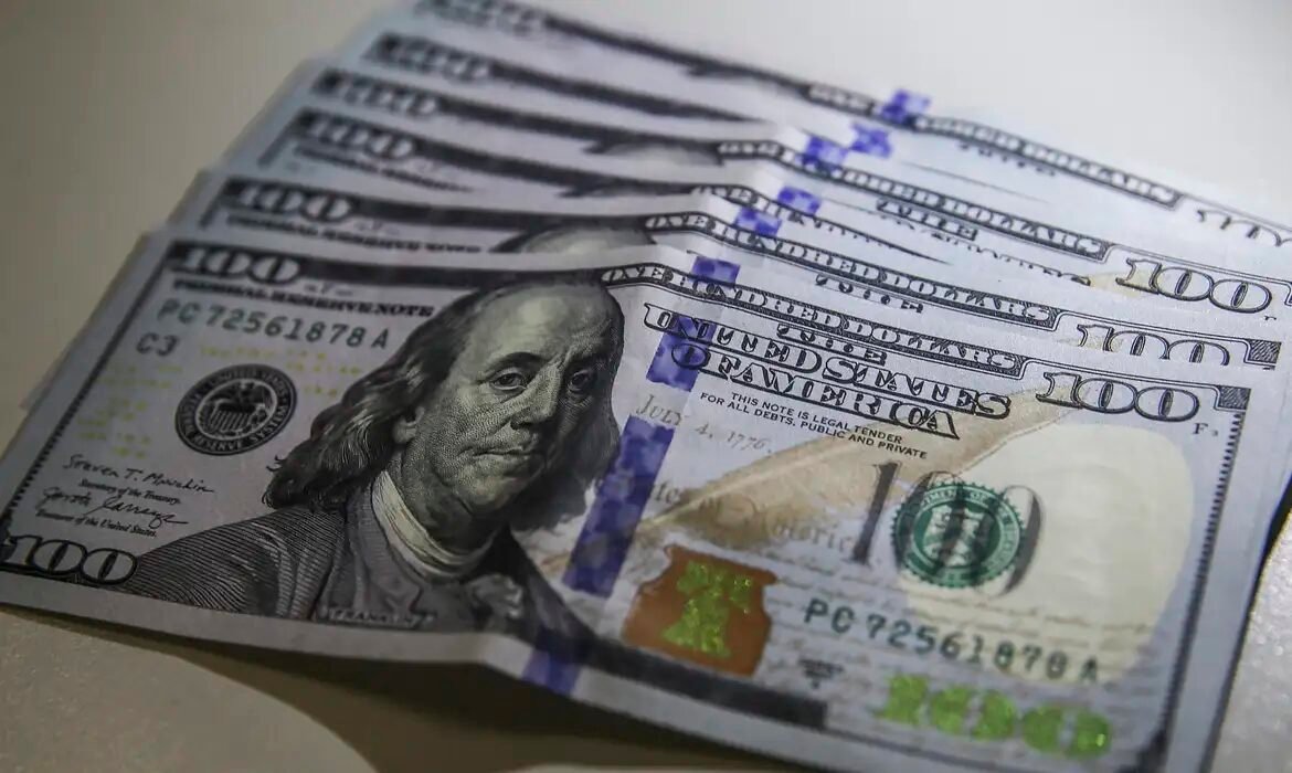 Dólar sobe a R$ 5,44 e tem maior cotação de 2026; alta na semana é de 9,15%