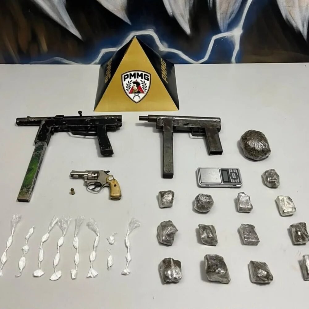 Dupla é presa com submetralhadora em casa onde tramava ataque contra rivais