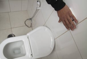 É preciso fechar a tampa do vaso para dar descarga?