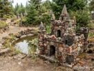Em 1935, fazendeiro de 52 anos começou a construir castelos em miniatura com pedras retiradas da própria terra: o passatempo virou um jardim de 1,6 hectare com pontes, igrejas e monumentos